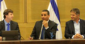 מימין: חברי הכנסת יואב קיש ויואל חסון, והיזם גל קלקשטיין