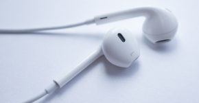 מה יעלה בגורלן? אוזניות ה-iPhone. צילום: BigStock