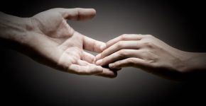 אור קטן מגרש הרבה חושך. צילום: BigStock