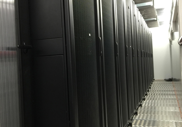 מרכז מחשוב עתיר ביצועים במכולה ניידת