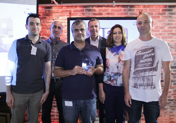 מימין: סולומון מלמד, ראש צוות שו"ב ב-yes; טלי שפירא, מנהלת פרויקטי IT בחברה; מייקל אלן, סמנכ"ל פתרונות APM ב-Dynatrace; אודי לוי, מנהל תחום מערכות פתוחות ב-yes; גיל גבעתי, מנהל מוצר Dynatrace בחטיבת מוצרי התוכנה של מטריקס; ועודד כהן מצוות השו"ב של yes