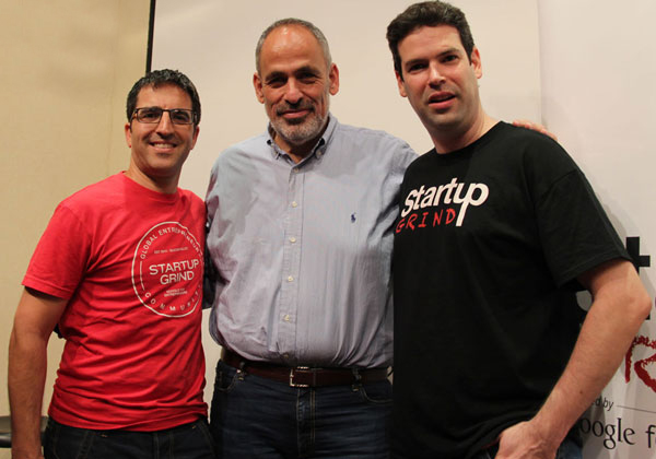 שלמה דוברת עם שחר מטורין (מימין) ורם יוניש, מייסדי קהילת Startup Grind בישראל