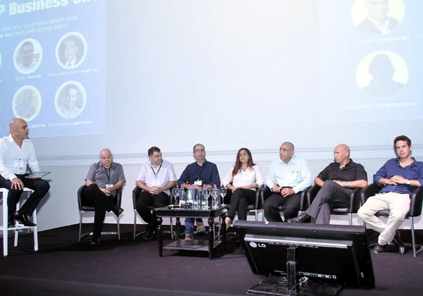 מימין: עמית סלטון, סמנכ"ל התפעול שלDyn Diagnostics; שרון רומם, סמנכ"ל פיתוח עסקי בשומרי משקל; רוני רחמים, יו"ר ועדת המחשוב של תנועת הצופים; אביבה ניכטברגר, מנהלת פרויקטים גלובליים באגף מערכות המידע של אדמה; ארז אריאב, מנמ"ר ביג מרכזי קניות; אביב סגס, סמנכ"ל ארגון ושיטות ב-י.ח. דמרי; יוסי בלנק, סמנכ"ל Nextcom; ורמי מנחם, סמנכ"ל SME, שותפים עסקיים ו-OEM בסאפ ישראל