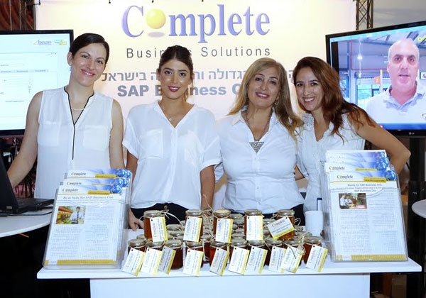 הצוות של קומפליט. מימין: שירלי חברוני, קשרי לקוחות; שולי אלימלך, תפעול ואדמיניסטרציה; קארין פורמישר, קשרי לקוחות; והדר טבת, מיישמת