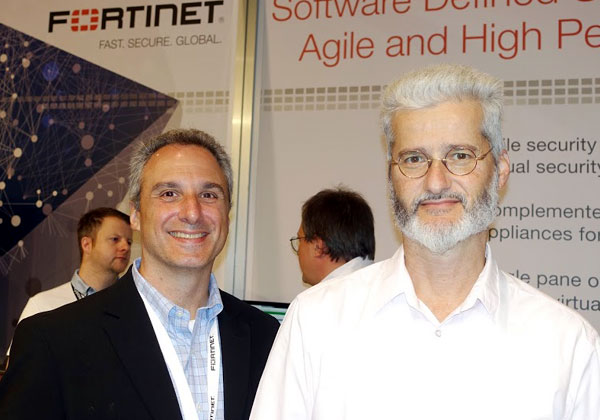 ביתן פורטינט ב-VMworld 2015. מימין: רונן שפירר, מנהל שיווק אזורי; וג'ייסון בנדובארס, מנהל ניהול מוצר, פתרונות ו-וירטואליזציה