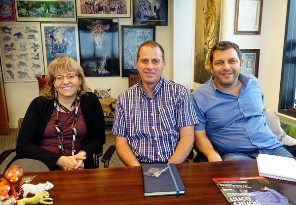 באו לבקר במאורת הנמר: אביטל ינובסקי, מנהלת הפיתוח העסקי של עמותת צופן, דרור גונן, מנכ"ל גליל סופטוור, ודוד זונשיין, סמנכ"ל המכירות של החברה