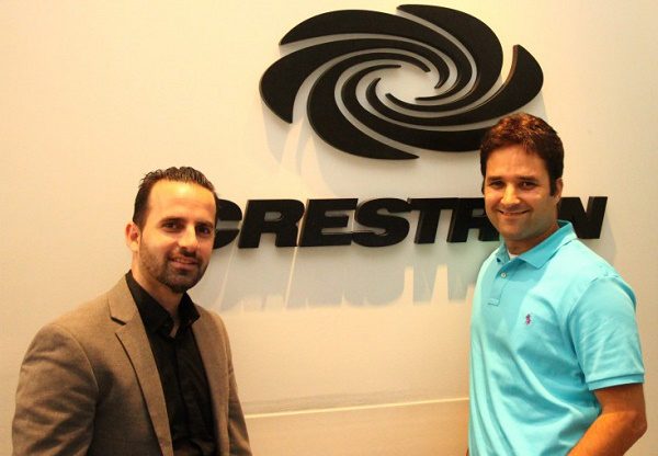 מימין: עומר ברוקשטיין, מנהל טכני ופיתוח עסקי ב-Crestron; רוני שלום, עורך AVMaster מבית אנשים ומחשבים