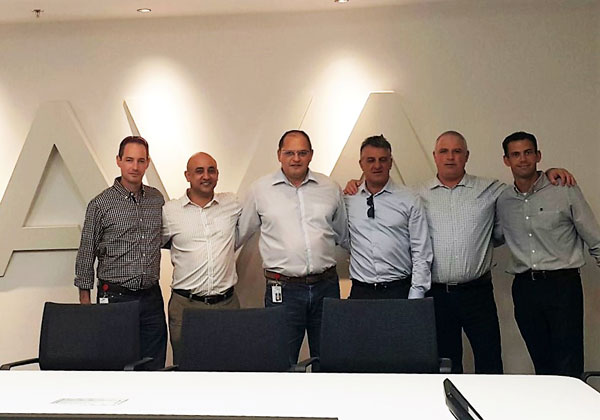 מימין: תומר פרידור, מנהל הפעילות העסקית של אוויה ישראל; איציק רוסו, סמנכ"ל מכירות בטלדור; טירן לוי; מנכ"ל טלדור תקשורת; בועז רביב, מנהל אתר אוויה ישראל; דובי שושן, מנכ"ל AVCS; וגיא גדניר, מנהל פיתוח עסקי של פתרונות וידיאו באוויה ישראל
