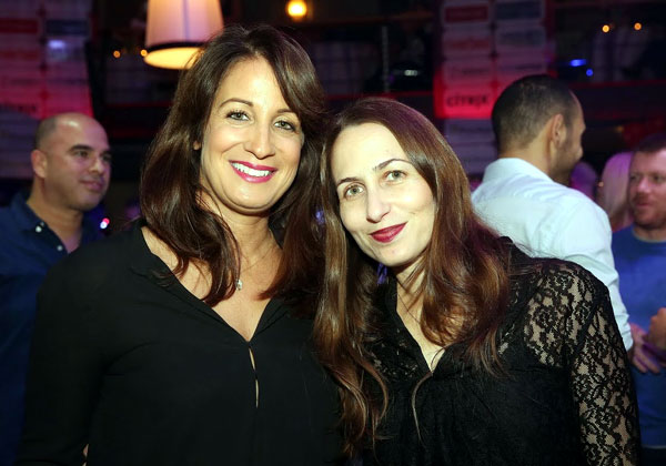 מימין: קרני מהרשק, מנהלת שיווק ב-VMware; ולימור גולדשטיין, מנהלת שותפים ב-EMC