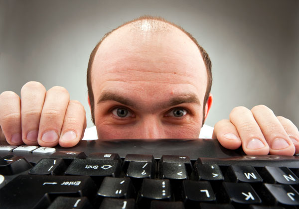 מציצים בדפים שלהם - ו-"נפגעים". צילום אילוסטרציה: BigStock