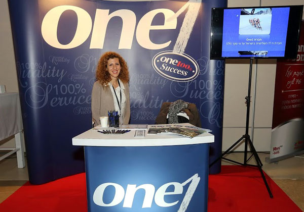 נציגת One1 בביתן החברה בכנס eGov 2015