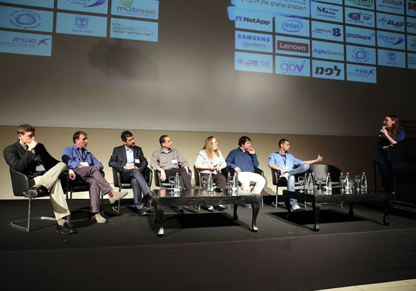 מימין: שירה לב עמי, מנמ"רית משרד הבריאות ומנחת הפאנל (עומדת); יוסי חיות, מייסד ומנכ"ל ePart; ניר ינובסקי, מוביל דיגיטלי במשרד הבריאות; רוני ספיר, מנהלת תוכנית בריאות דיגיטלית באגף המחשוב של משרד הבריאות; ערן כרמון, מנמ"ר משרד התרבות והספורט; שרון סלומון, מנמ"ר משרד מבקר המדינה; שחר כץ, מנמ"ר הלשכה המרכזית לסטטיסטיקה; ותום ענבל, ראש הייעוץ האסטרטגי למגזר הטכנולוגיה ומדעי החיים בדלויט. צילום: קובי קנטור
