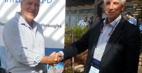 מימין: ג'ורדי קלוורה, מנהל אזורי האחראי על ישראל ב-InterSystems; ומנחם ניסנבוים, מנהל חטיבת המערכות העסקיות של מטריקס