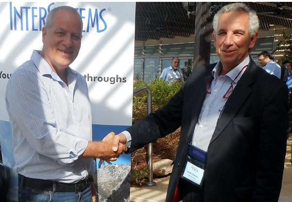 מימין: ג'ורדי קלוורה, מנהל אזורי האחראי על ישראל ב-InterSystems; ומנחם ניסנבוים, מנהל חטיבת המערכות העסקיות של מטריקס