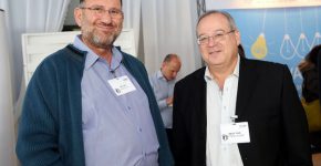 מימין: מאיר גבעון, מנכ"ל GIV Solutions, ומנמ"ר עיריית נתניה, ירון ריבו