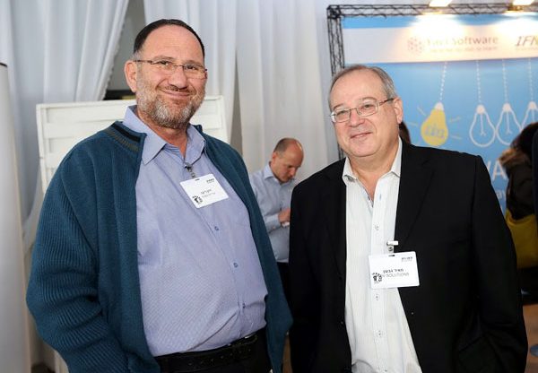 מימין: מאיר גבעון, מנכ"ל GIV Solutions, ומנמ"ר עיריית נתניה, ירון ריבו