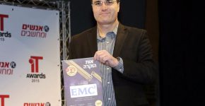 ארז צור, מנכ"ל EMC ישראל, עם אות ההוקרה שהוענק לה