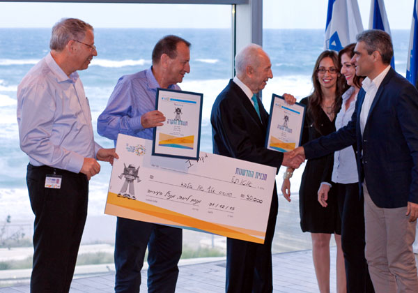 הנשיא לשעבר, שמעון פרס, ראש עיריית תל אביב-יפו, רון חולדאי, ומנכ"ל העירייה, מנחם לייבה, מעניקים את התעודות לזוכים. צילום: נעה גוטמן