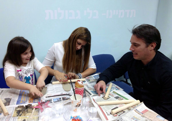 מיקי איטין, המשנה למנכ"ל Prodware ישראל, עם אשתו, דקלה, ובתם, עדי