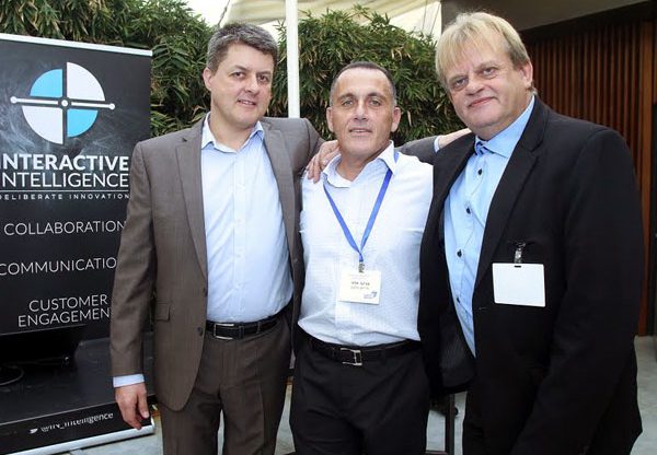 מימין: הארי ברג,Interactive Intelligence; צביקה אלפי, מנכ"ל תדיראן טלקום; וריצ'רד בראון, Interactive Intelligence