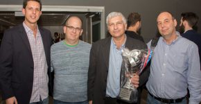 גיל אברמס מקרו טרה ונצ'רס מעניק את הפרס לד"ר נחשון מרגליות, אורי איינהורן ויובל רז, מייסדי Offla