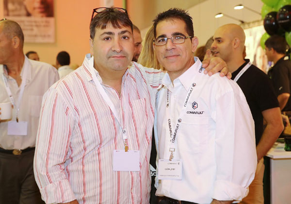 מימין: איציק אלבז, מנהל לקוחות טכני בקומוולט; וגדי איפרגן ממוטורולה ישראל