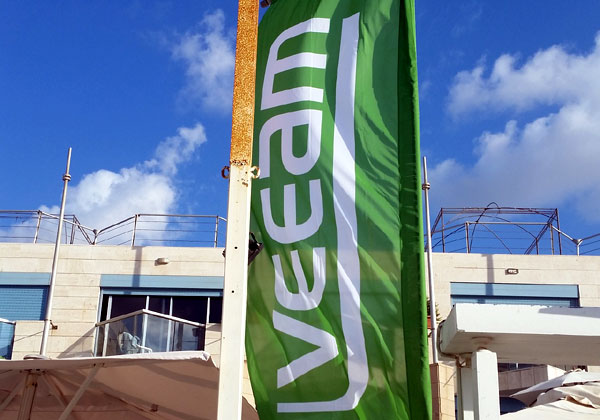 דגל Veeam בכניסה לאירוע