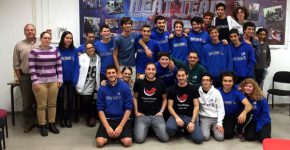 נציגי קבוצת ראונד רובין - גסטון רנדלשטיין, ראש מחלקת פיתוח עסקי, ועומר לשם, ממייסדיי הקבוצה (בחולצות שחורות) - יחד עם התלמידים והמורים בתיכון על שם מנחם בגין בראש העין