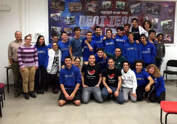 נציגי קבוצת ראונד רובין - גסטון רנדלשטיין, ראש מחלקת פיתוח עסקי, ועומר לשם, ממייסדיי הקבוצה (כורעים, בחולצות שחורות) - יחד עם התלמידים והמורים בתיכון על שם מנחם בגין בראש העין