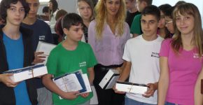 מנכ"לית קבוצת עמל, עו"ד רוית דום עיני, עם תלמידים ברב תחומי עמל שבח מופת תל אביב, בעת חלוקת מכשירי iPad
