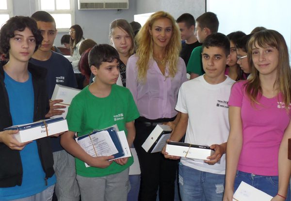 מנכ"לית קבוצת עמל, עו"ד רוית דום עיני, עם תלמידים ברב תחומי עמל שבח מופת תל אביב, בעת חלוקת מכשירי iPad