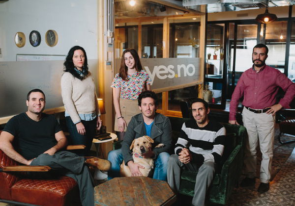 מימין לשמאל: שמואל אבוהב, אסף לוי, יונתן דור-און, לני הכלב, מיה רפאלוביץ' קמפבל, דקלה סיני, סלע רפאלי. צוות yes.no