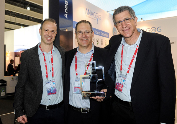 מימין: ירון איזנבורד, COO; עופר ציפרמן, מנכ"ל; גיא לוי, CTO. אנגוג פארק. צילום: אינס בוסל