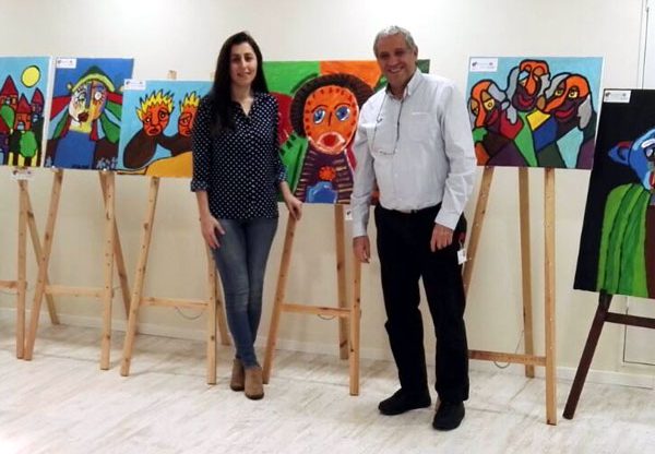 מימין: קובי ביטר, מנכ"ל בינת סמך, ורינת בוזין, מנהלת משאבי האנוש, בתערוכת הציורים של עמותת צ'יימס