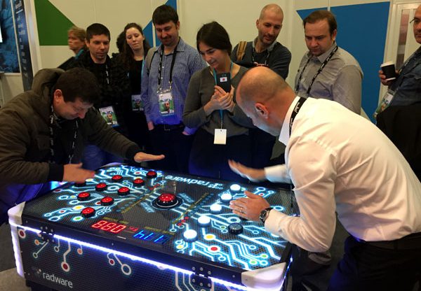 מבקרים בדוכן של רדוור ב-Cisco Live משחקים במשחקי מחשב