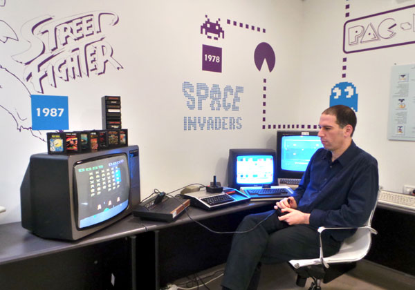 יריב ענבר, מנכ"ל ג'ון ברייס-מדיאטק, וחלק מהמחשבים שבאוסף שלו, במוזיאון המחשוב שהקים בחיפה