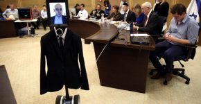 בוב הרובוט הגיע להרצות בישיבת ועדת המדע והטכנולוגיה של הכנסת - והתלבש בהתאם. צילום: דוברות הכנסת