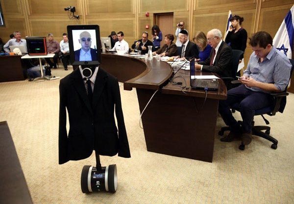בוב הרובוט הגיע להרצות בישיבת ועדת המדע והטכנולוגיה של הכנסת - והתלבש בהתאם. צילום: דוברות הכנסת