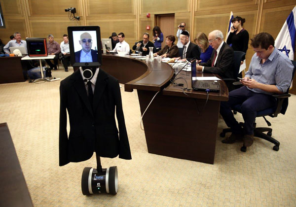 בוב הרובוט הגיע להרצות בישיבת ועדת המדע והטכנולוגיה של הכנסת - והתלבש בהתאם. צילום: דוברות הכנסת