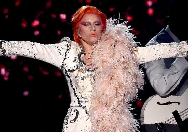 ליידי גאגא עושה בואי. צילום: יח"צ