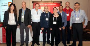 בתמונה זו נראים תומר פרידור, מנהל הפעילות של אוויה בישראל, ואנשי צוות המכירות והשיווק של החברה, שהתפנו להצטלם בין פגישות עם לקוחות, שבאו לשמוע על החידושים של ענקית התקשורת בעולם המולטימדיה