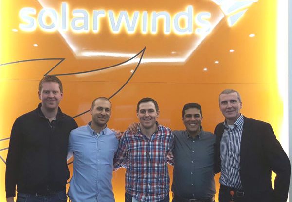 מימין: דרק סוויני, סגן נשיא לאזור EMEA ב-SolarWinds; ליאור לוי, מנכ"ל ומייסד פרולוג'יק; פרנק לינץ', מנהל ערוצים אזורי ב-SolarWinds; גלעד ברון, מנהל פעילות SolarWinds בפרולוג'יק; ולורקן ברהני, מנהל מכירות אזורי ב-SolarWinds