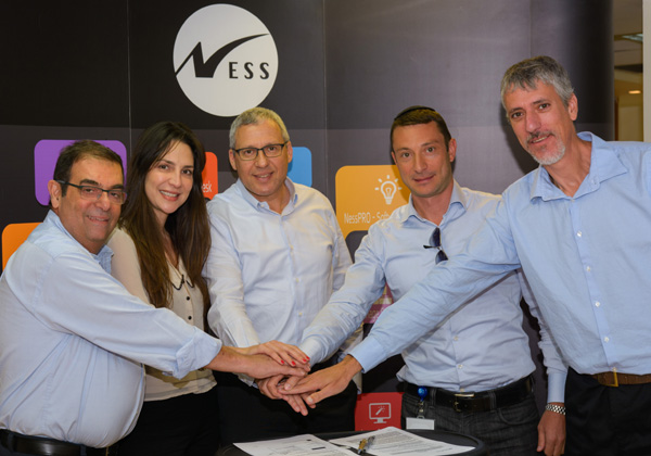 טקס חתימת ההסכם בין NessPRO ל-CloudLock. מימין לשמאל: עמית ארמוזה, מנהל חטיבת פתרונות ניהול ב-NessPRO; דוד ביסמוט, מנהל פתרונות סייבר ב-NessPRO; שחר אפעל, נשיא נס; נועה קרול-כתר, מנהלת שיווק ומכירות ב-CloudLock ישראל; ודדי דבורסקי, מנהל NessPRO