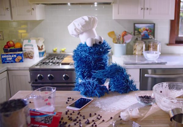 ילדים מבשלים. עוגיפלצת ו-Siri עושים כיף במטבח. צילום: יוטיוב
