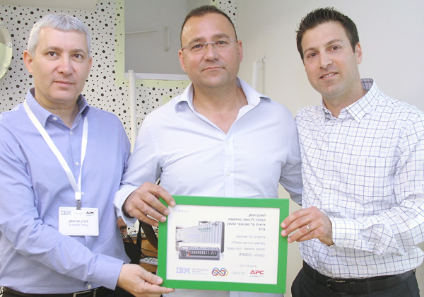 מימין לשמאל: רועי פולינקויאט, מנהל תחום שירותי דטה סנטר והמשכיות עסקית ביבמ ישראל; שרון דהן, מנמ"ר המכון לרפואה מותאמת אישית במכון ויצמן למדע; ודורון קרופמן, מנהל הפעילות העסקית של APC מבית שניידר אלקטריק. צילום: ניב קנטור