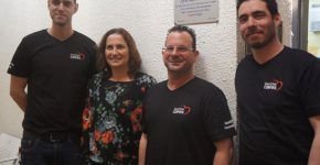 משמאל לימין: אוהד סופרין, צוות המחשוב של סאנדיסק, ענת כהן, מנהלת אתר תפן של סאנדיסק, גונן כהן, ואיגור לנצמן מצוות המחשוב בחברה. צילום: יח"צ