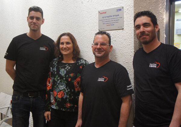 משמאל לימין: אוהד סופרין, צוות המחשוב של סאנדיסק, ענת כהן, מנהלת אתר תפן של סאנדיסק, גונן כהן, ואיגור לנצמן מצוות המחשוב בחברה. צילום: יח"צ