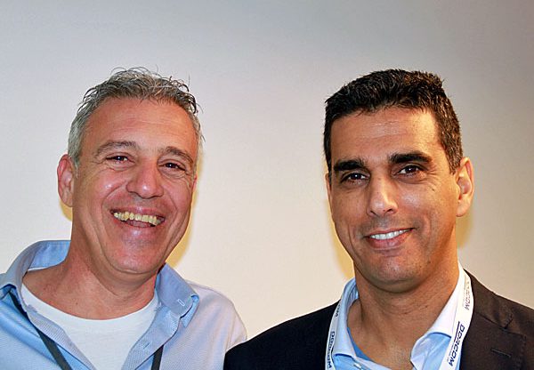 מימין: שי נוני, מנכ"ל קומוולט ישראל; ושגיא דגן, מנהל תיקי לקוחות בדורקום