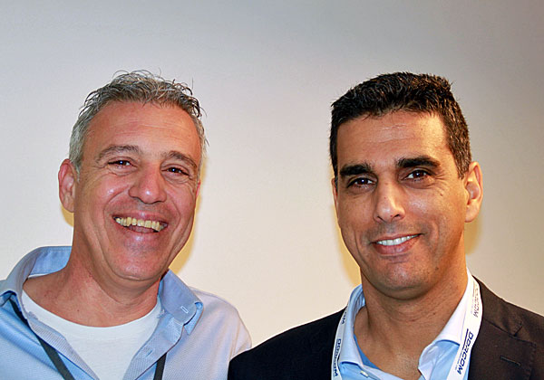 מימין: שי נוני, מנכ"ל קומוולט ישראל; ושגיא דגן, מנהל תיקי לקוחות בדורקום