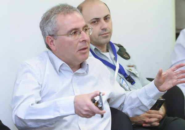 מימין לשמאל: מיכאל בוזובסקי, משרד הביטחון; ובנימין שטחן, ארכיטקט הפתרון, יבמ ישראל. צילום: ניב קנטור